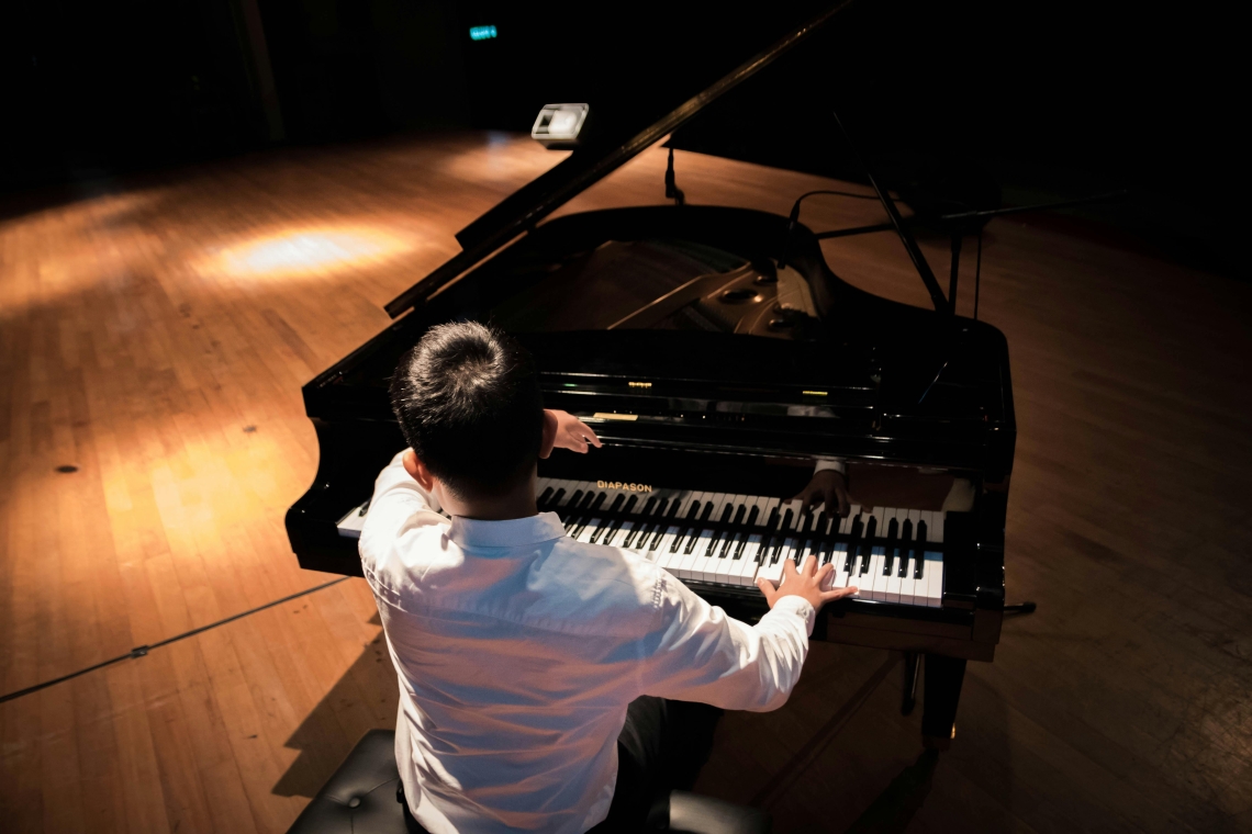 Nejc Kamplet osvojil drugo mesto na pianističnem tekmovanju v Barceloni 