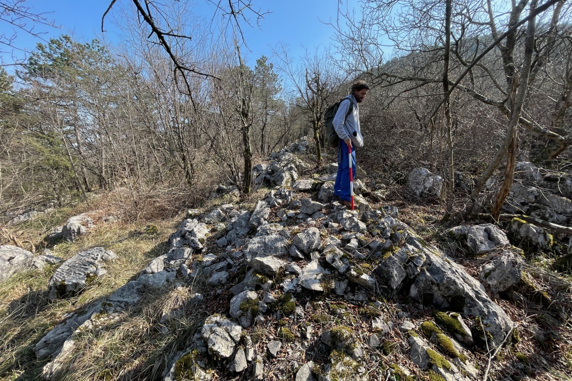 Monumentalne prazgodovinske lovske strukture odkrili na Krasu